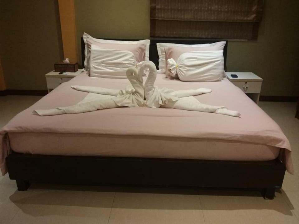 Boomerang Guesthouse And Bar Pattaya Exterior photo